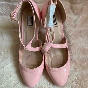 NWT Signature Pink Pumps
